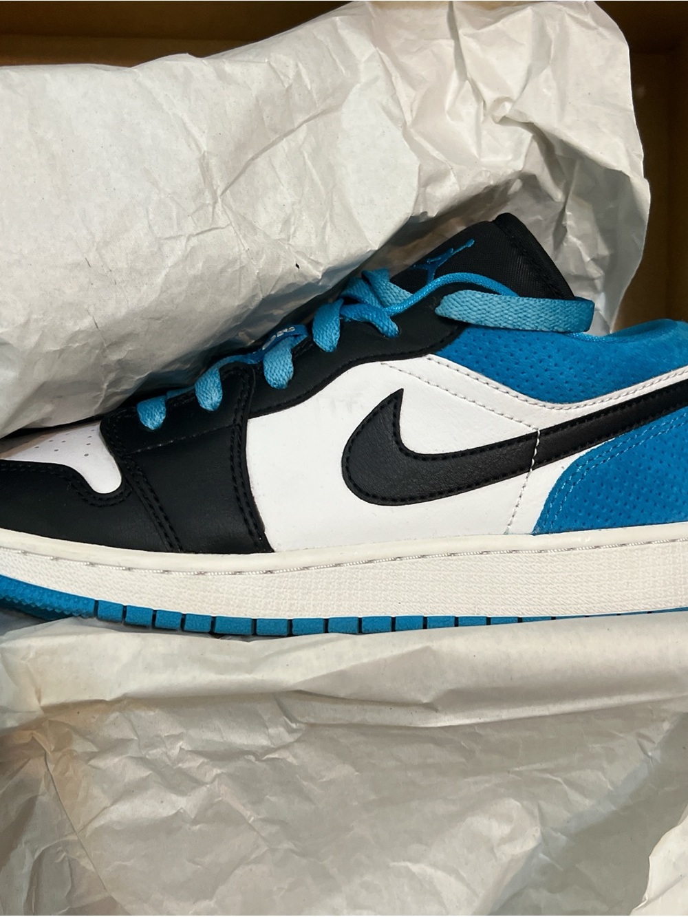 Nike Boys Low-Top Jordans in Black/White/Blue